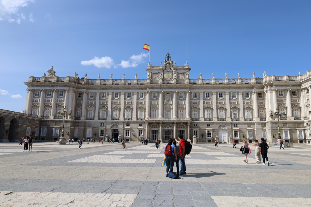 Turistas en la Plaza de la Armer ía del Palacio Real de Madrid