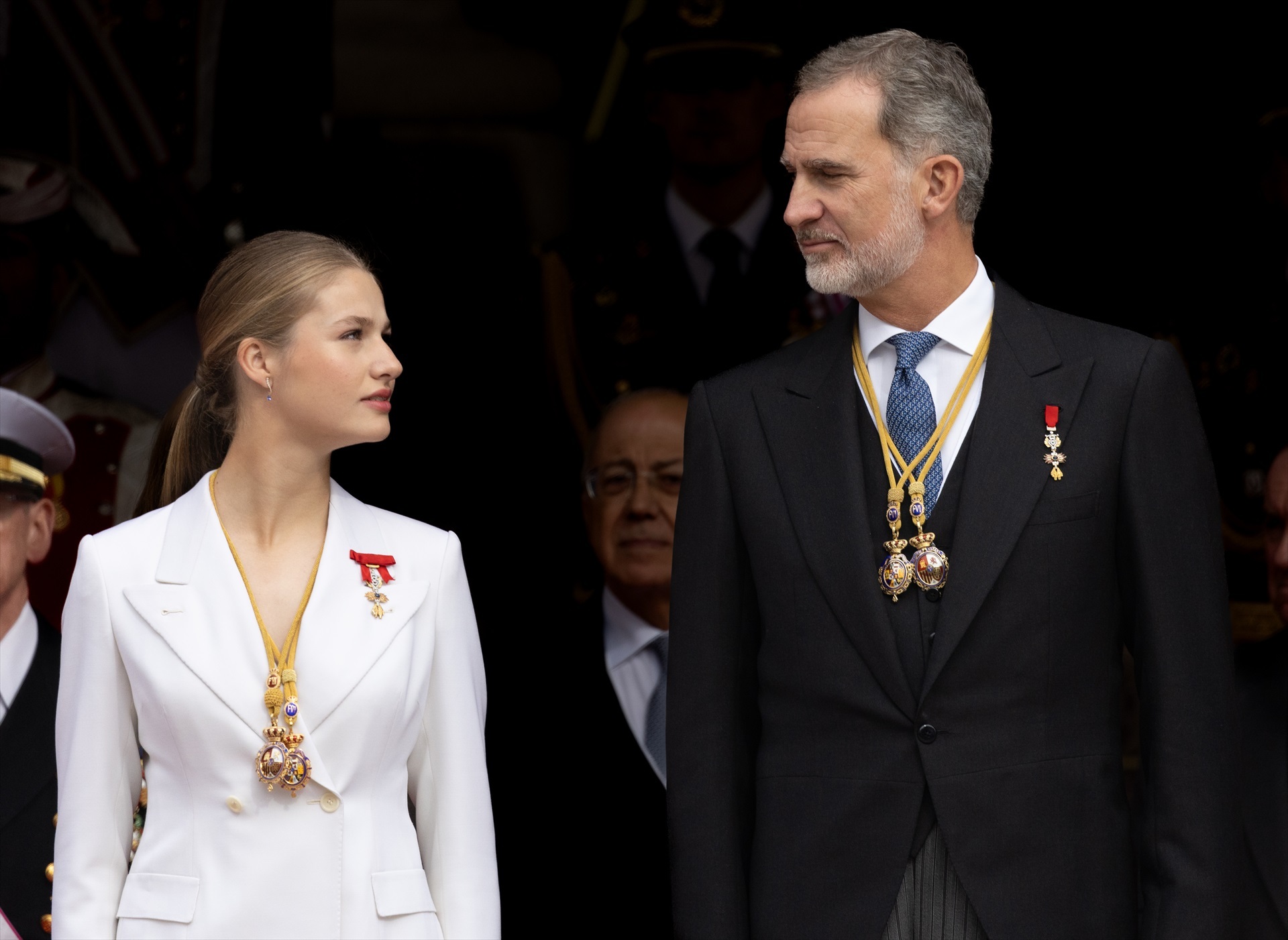 La princesa Leonor y el Rey Felipe VI a su salida tras el acto de jura de la Constitución ante las Cortes Generales