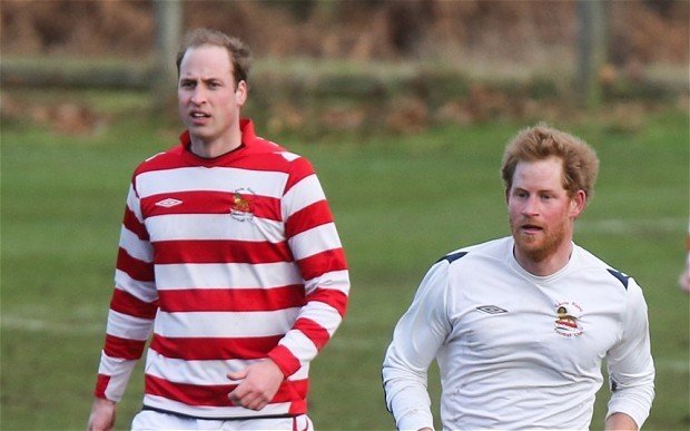 Los príncipes William y Harry, jugando un partido de fútbol en Sandringham Estate.