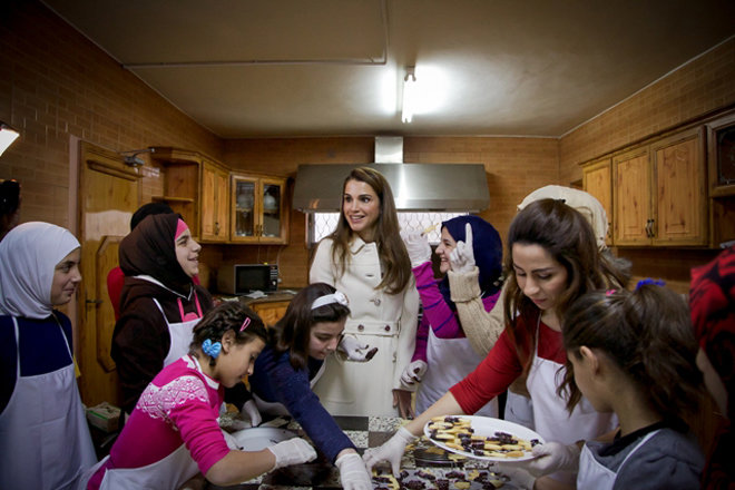 La reina Rania durante su visita a un orfanato de Ammán.