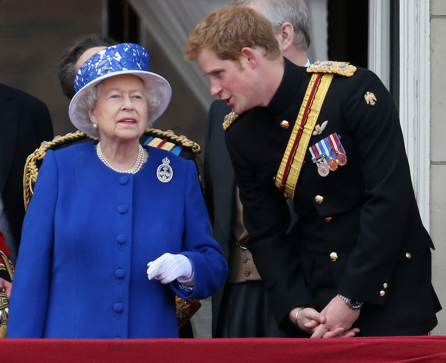La reina Isabel y el príncipe Harry, en una imagen de archivo.