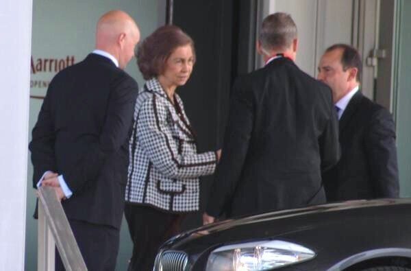 La reina Sofía, en la puerta del Hotel Marriot de Copenhague donde se reunió el Club Bilderberg.