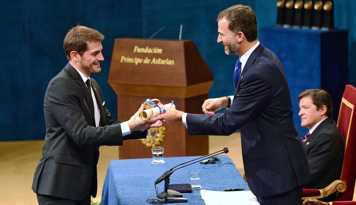 Don Felipe entrega el Premio Príncipe de Asturias a Iker Casillas.