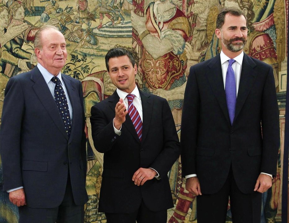 El rey Juan Carlos y el príncipe Felipe reciben al presidente de México, Enrique Peña Nieto, en una visita anterior a la Zarzuela.