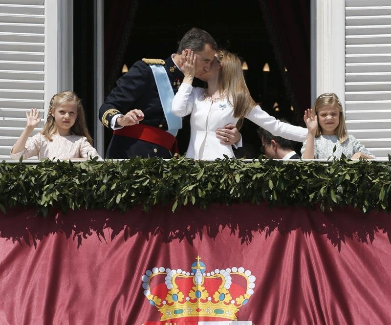 Los reyes junto a la princesa de Asturias y la infanta Sofía saludan desde el balcón del Palacio Real