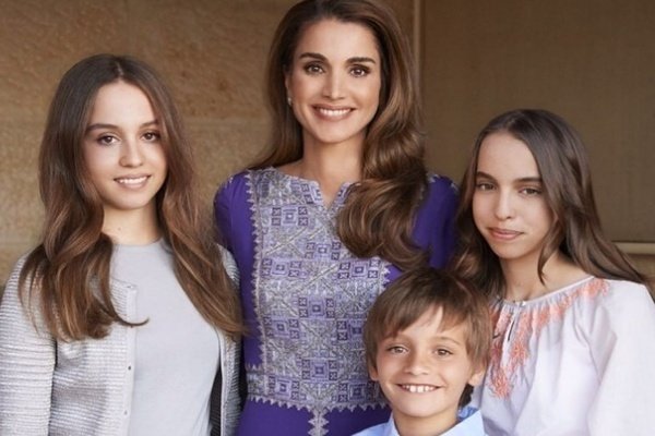 La reina Rania de Jordania junto a sus hijos.