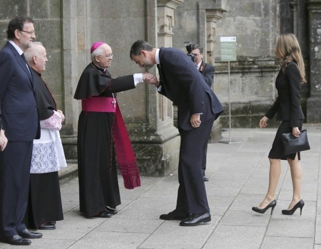 Los reyes saludan al arzobispo de Santiago de Compostela, Julián Barrio.