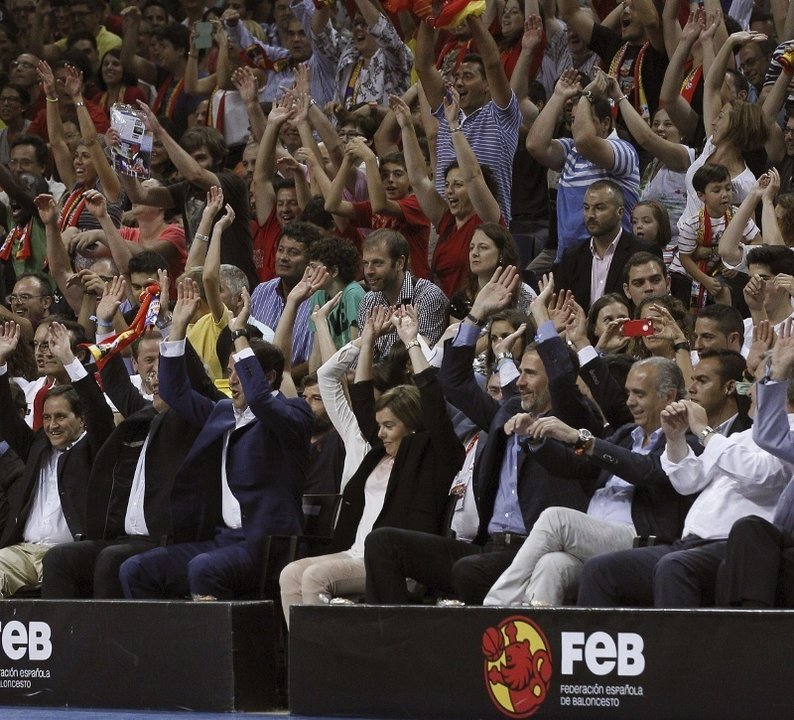 Don Felipe hace la ola en un encuentro amistoso de baloncesto entre España y Argentina.