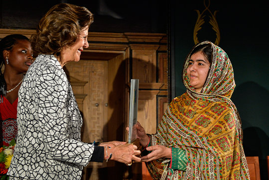 Silvia de Suecia entrega el Premio de los Niños del Mundo a Malala Yousafzai.