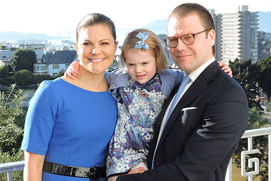 Los príncipes Victoria y Daniel de Suecia junto a su hija Estela. 