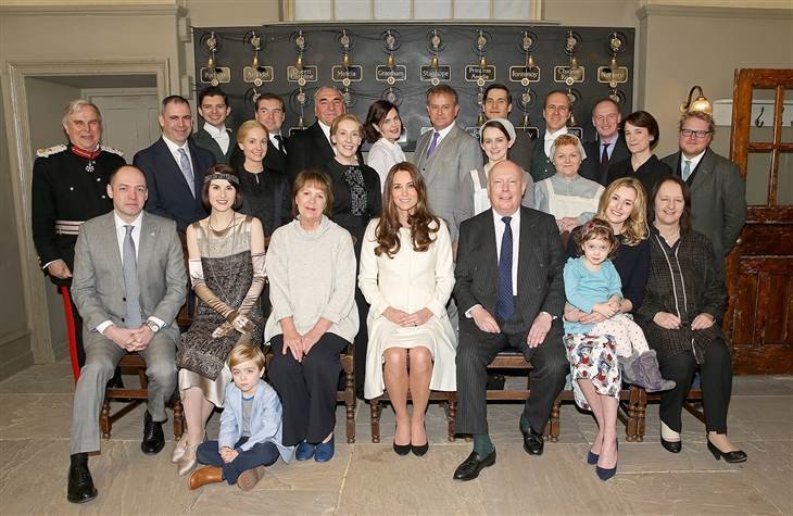 La duquesa de Cambridge con el equipo de Downton Abbey.
