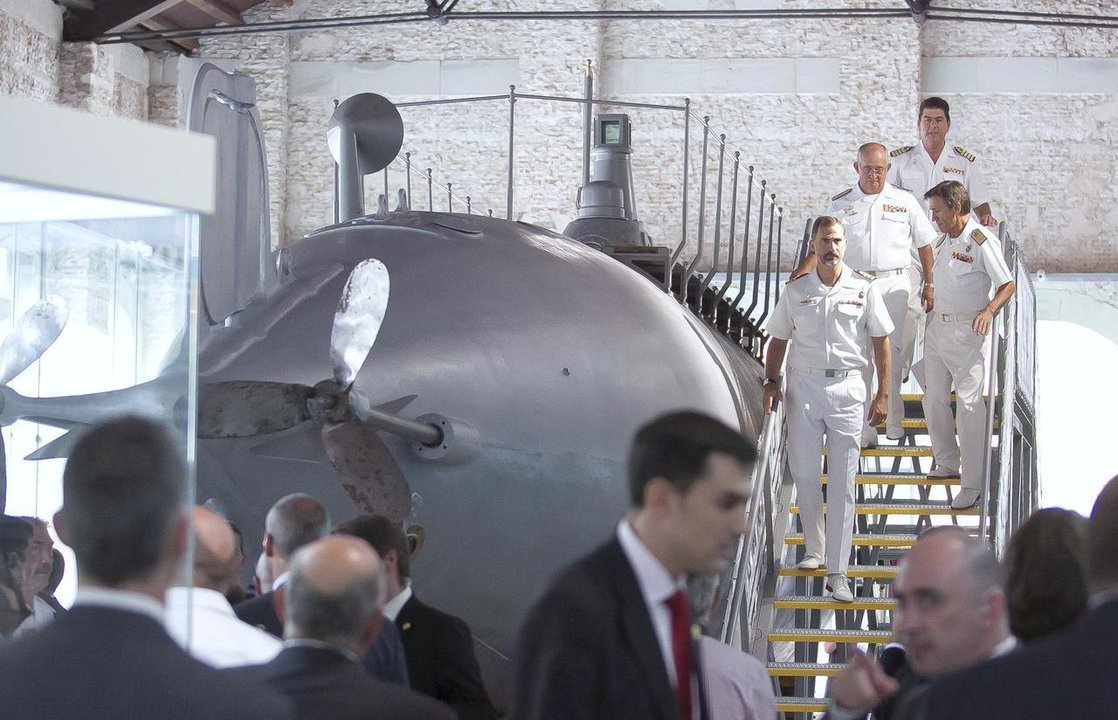 Don Felipe visita como príncipe el submarino de Isaac Peral.