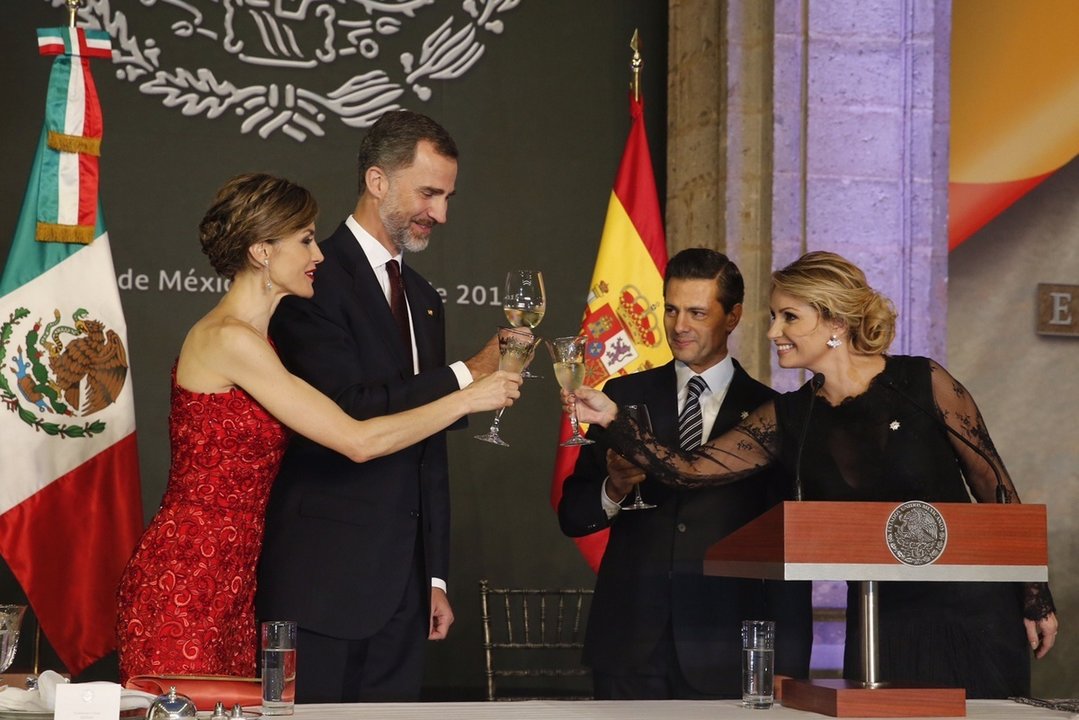 Los reyes junto al presidente mexicano y su esposa.
