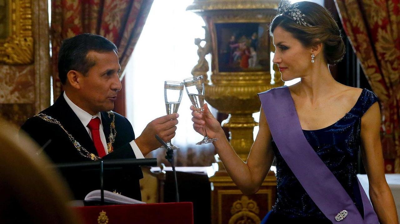 La reina Letizia brinda con el presidente de Perú, Ollanta Humala.