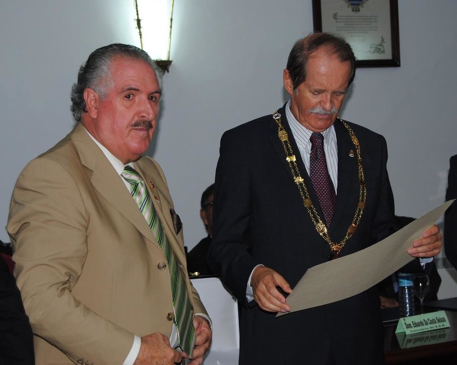 El duque de Braganza recibe el Gran Collar de la HNME.
