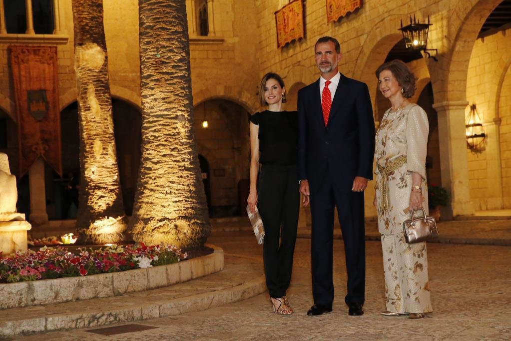 Felipe VI, Letizia y Doña Sofía en la recepción en La Almudaina en 2015.