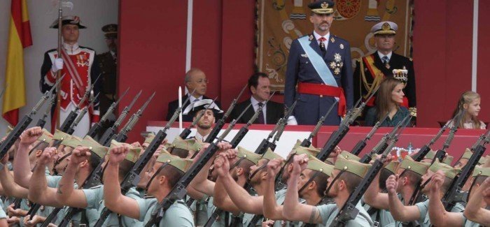 Soldados de la Legión saludan a Felipe VI el día de las fuerzas armadas 