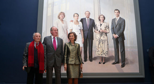 Los reyes y Antonio López junto al retrato “La familia de Juan Carlos I” .