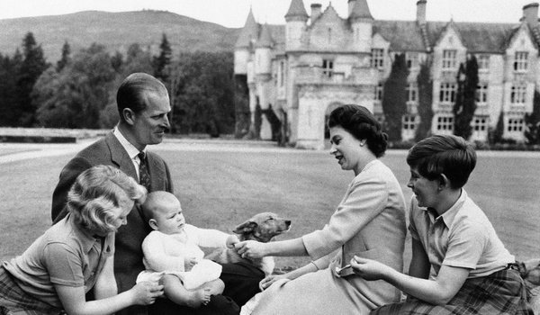 Isabel II y su familia en Balmoral.