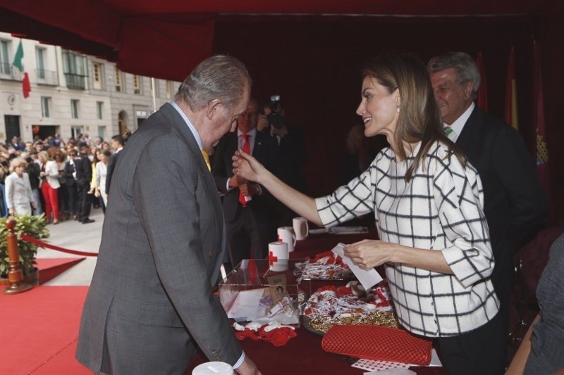 La reina Letizia y don Juan Carlos en el Día de la Banderita 2014.