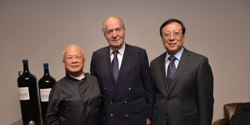 El propietario de las bodegas, Peter Kwok (a la izquierda), el rey Juan Carlos y Hao Ping, presidente de la conferencia de la Unesco (Foto: Stéphane Klein, Sud Ouest).