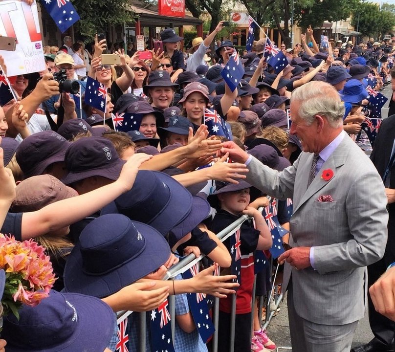 El príncipe Carlos saluda a ciudadanos en Australia.