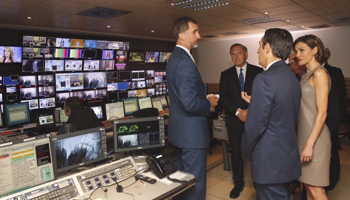 Los reyes Felipe y Letizia, durante una visita a los Informativos de Telecinco.