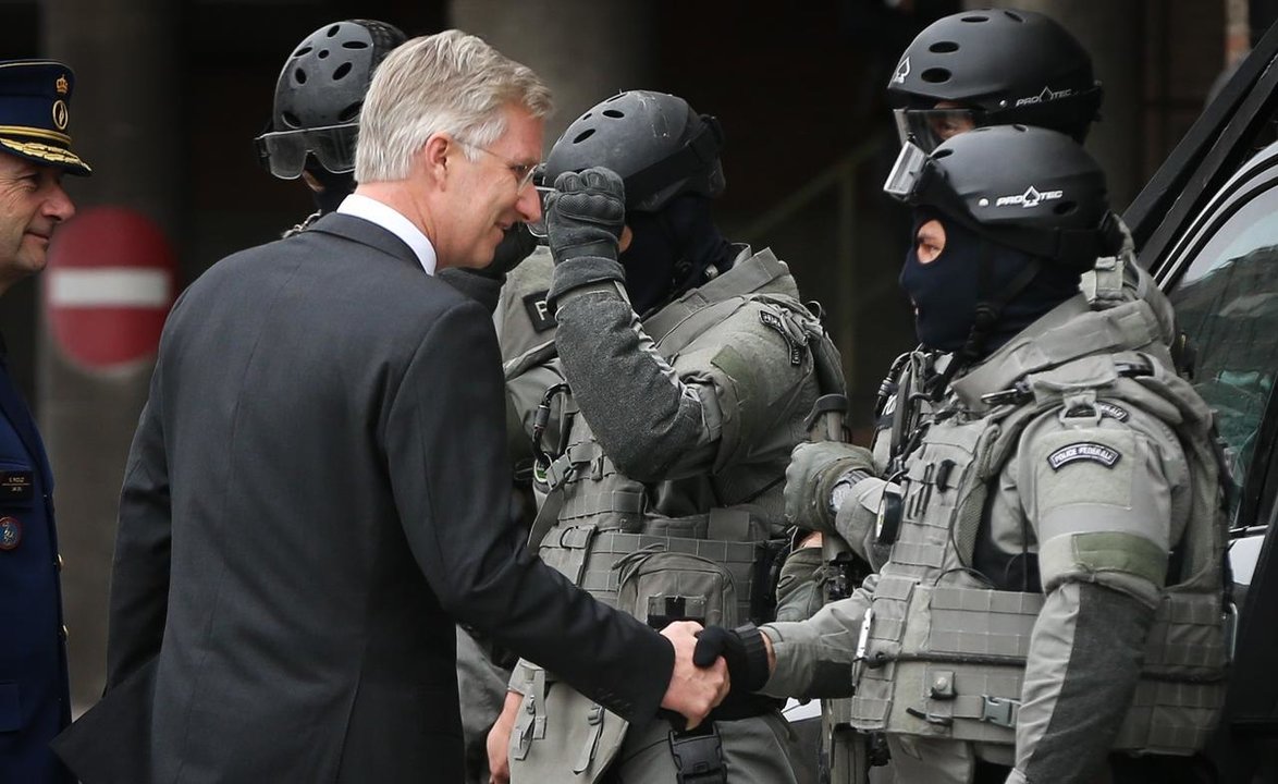 El rey Felipe de Bélgica saluda a un policía de la unidad antiterrorista.