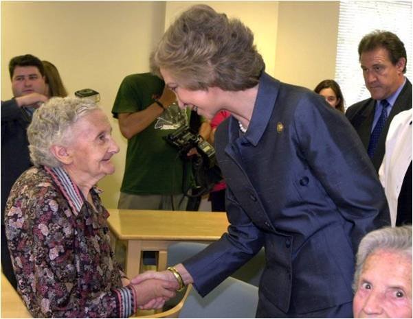 La reina Sofía saluda a residentes del Centro Alzheimer de su fundación.