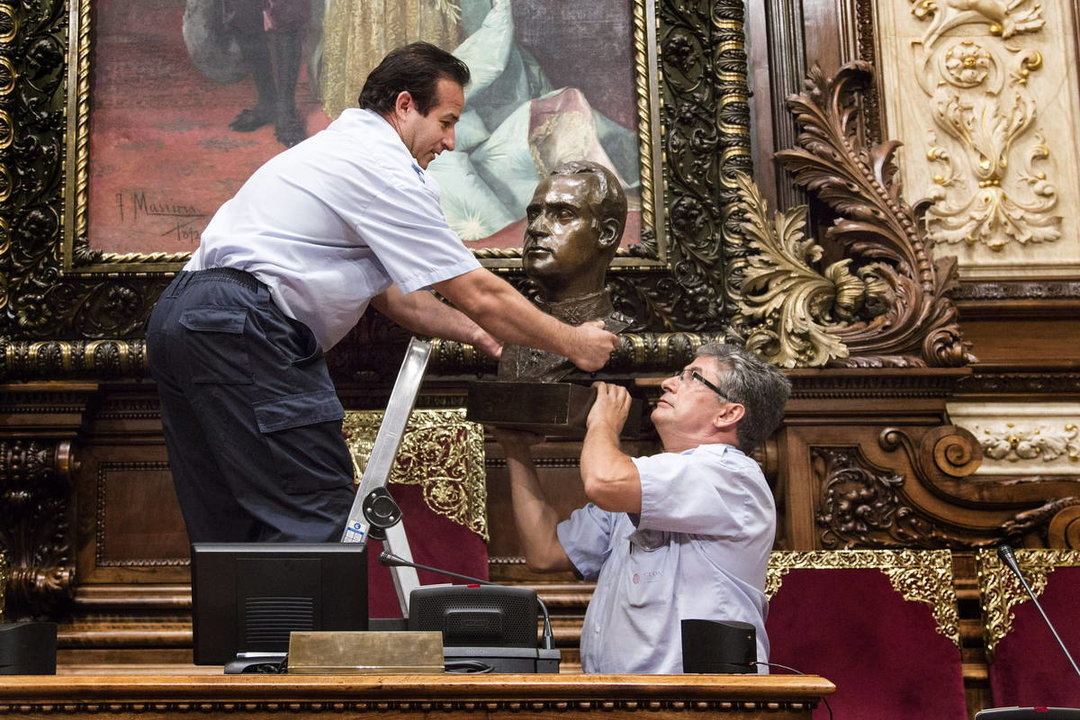 Funcionarios del ayuntamiento de Barcelona retiran el busto del rey Juan Carlos.