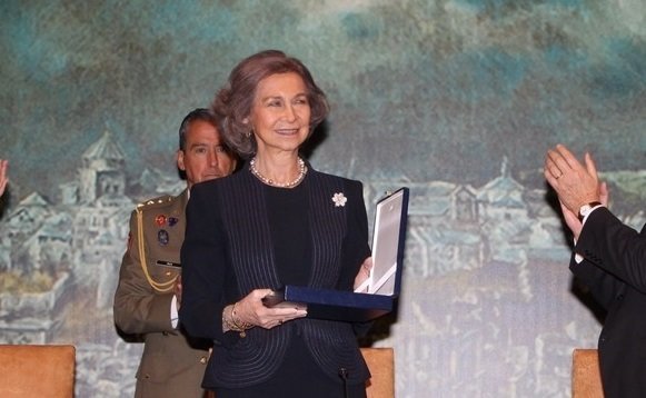 La reina Sofía recibe un premio.