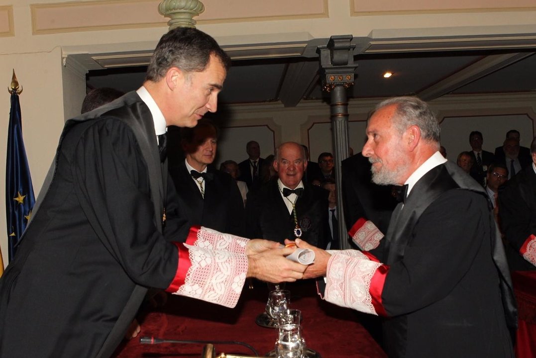 El rey entrega el diploma de académico a Manuel Aragón.