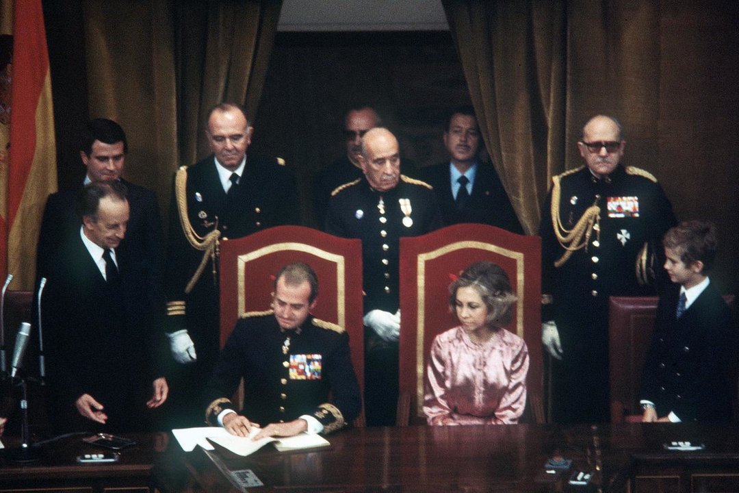 El rey Juan Carlos sanciona la Constitución de 1978.