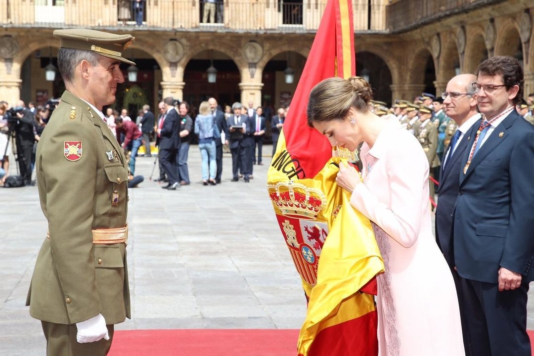 La reina besa la nueva bandera entregada al Regimiento de Especialidades de Ingenieros nº 11
