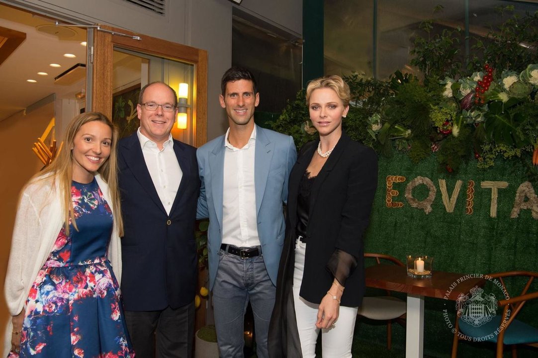 Alberto y Charlène de Mónaco con el tenista Novak Djokovic.