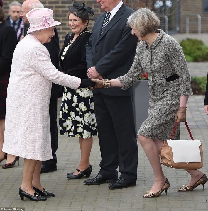 La reina Isabel II con Theresa May.