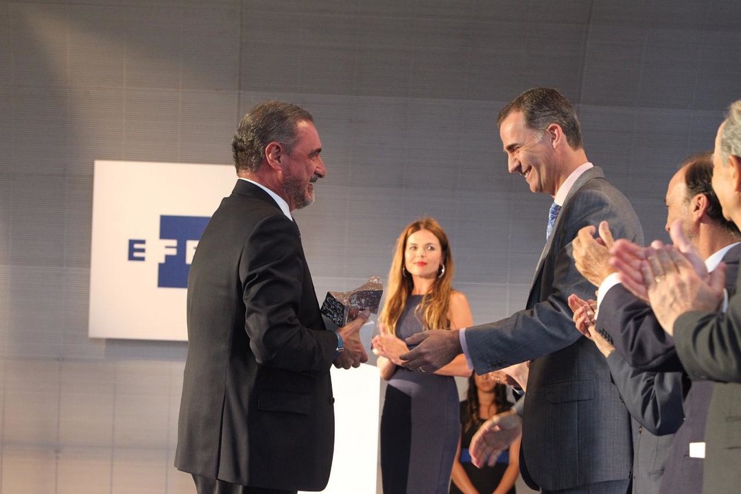 Carlos Herrera recibe el premio de la mano de Felipe VI.