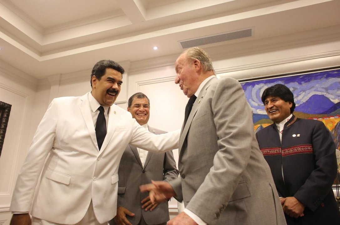 Nicolás Maduro bromea con el rey Juan Carlos, en presencia de Rafael Correa y Evo Morales.