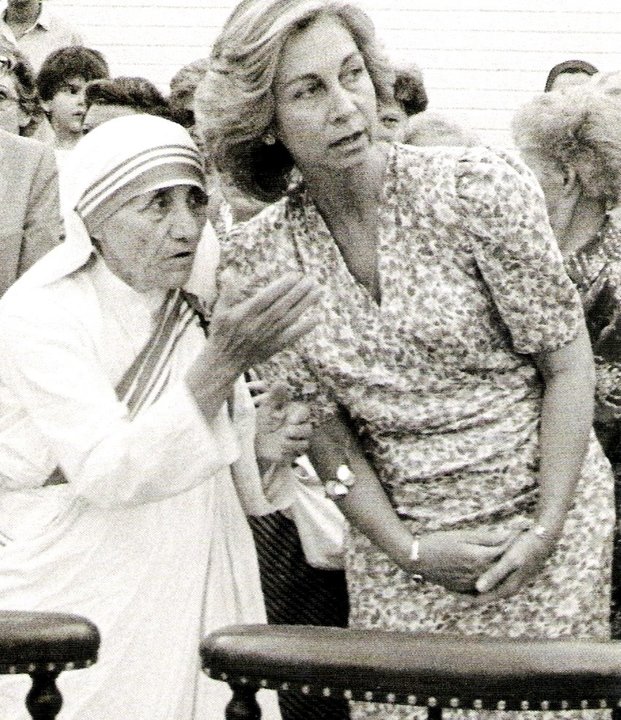 La reina Sofía atiende a la Madre Teresa de Calcuta.