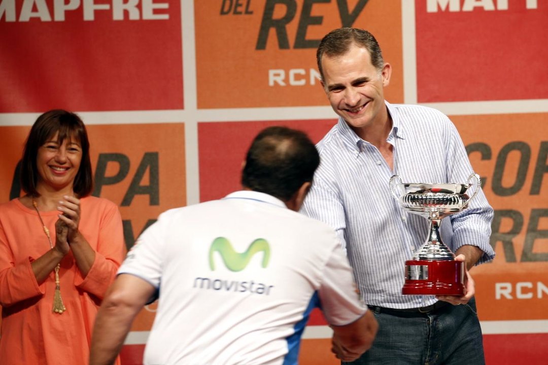 Felipe VI entrega los trofeos de la Copa del Rey de Vela.
