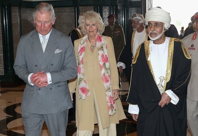 Los príncipes Carlos y Camila, con el sultán de Omán en un viaje anterior.