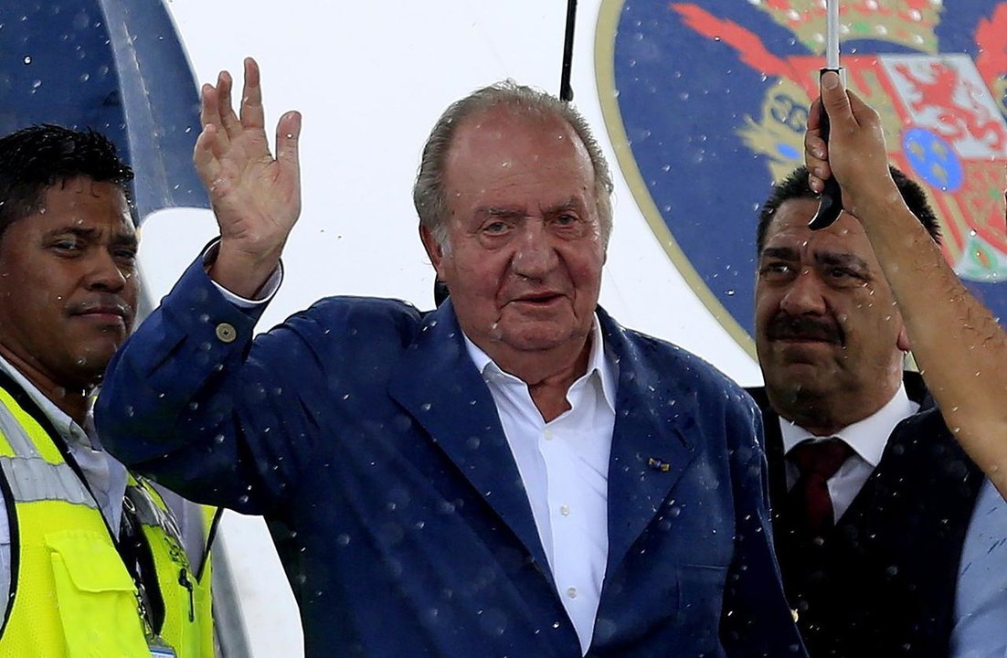 Juan Carlos I saludo al llegar al aeropuerto de Cartagena de Indias (Colombia).