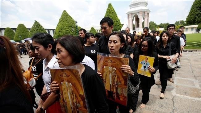 Tailandeses mostrando su duelo por la muerte del rey Bhumibol.