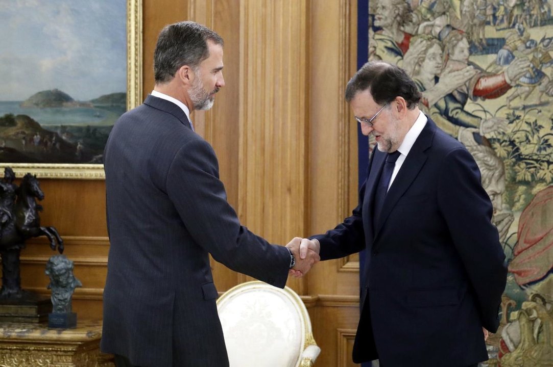 Felipe VI saluda a Mariano Rajoy.