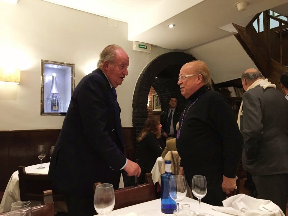 El rey Juan Carlos saluda al vidente Rappel en Casa Lucio (Madrid).
