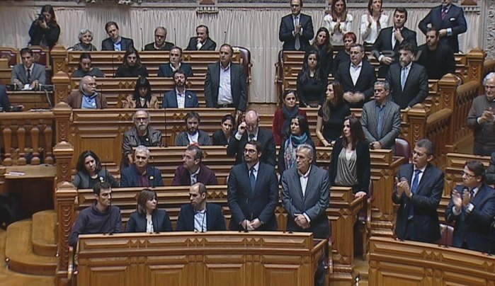 Diputados de la Asamblea Nacional de Portugal sentados y de pie sin aplaudir el discurso de Felipe VI.