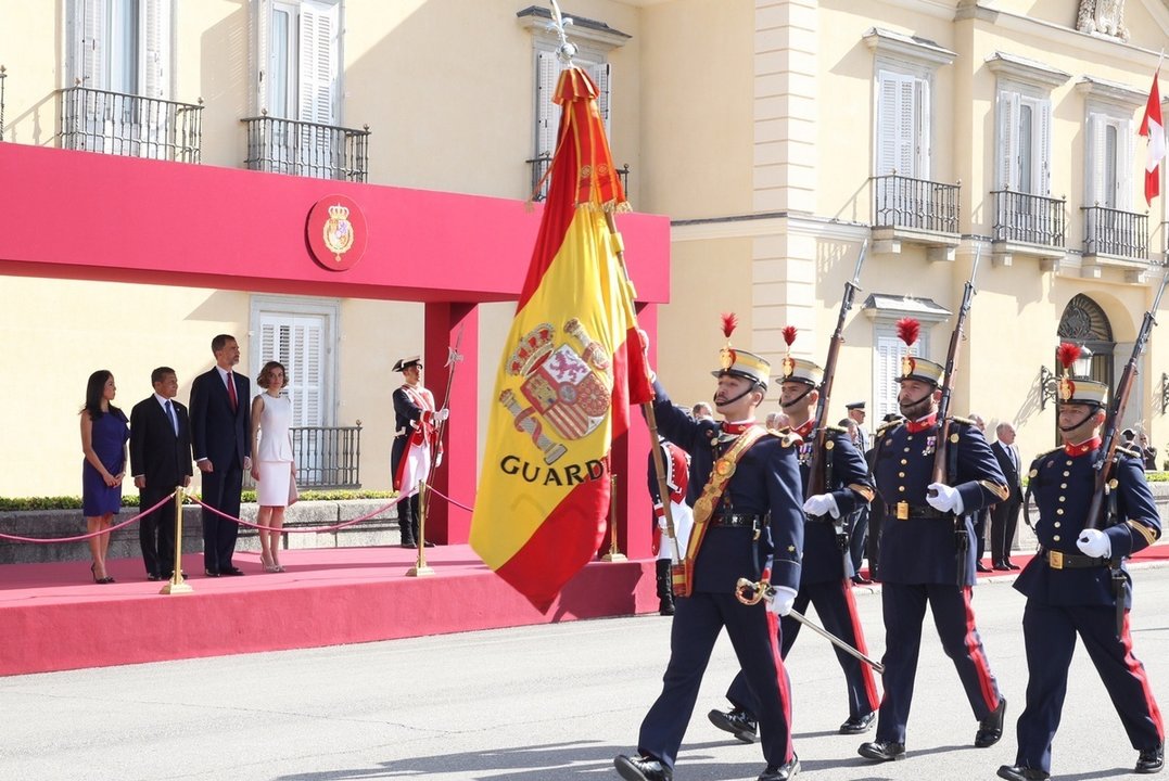 Los reyes y el presidente de Perú, en la tribuna de honores del Palacio de El Pardo.
