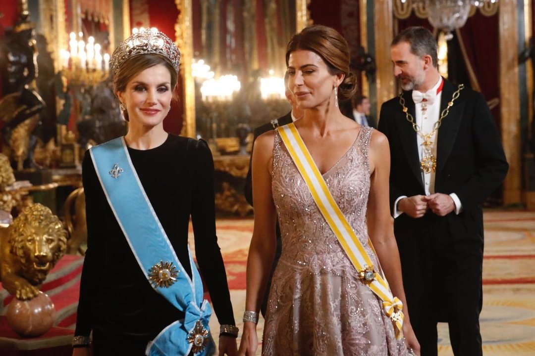 La reina Letizia, con la tiara de flores de lis y un broche de lis.