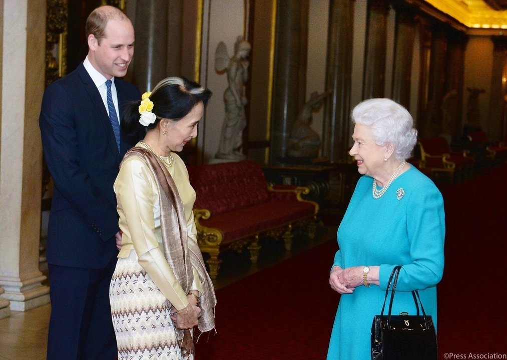 El príncipe Guillermo recibe con la reina Isabel a la birmada Aung Sang Suu Kyi.