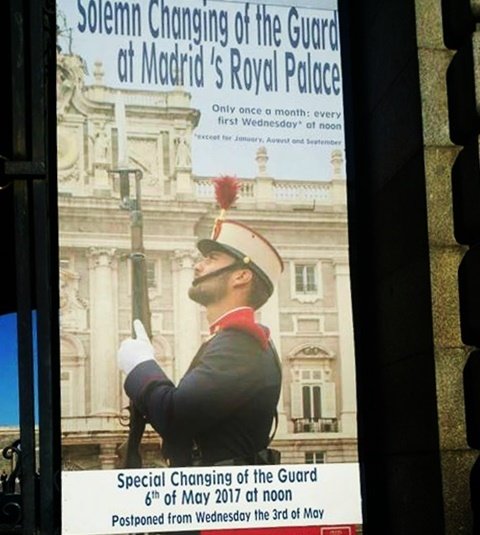 Cartel del relevo solemne de la Guardia Real en el Palacio Real de Madrid.